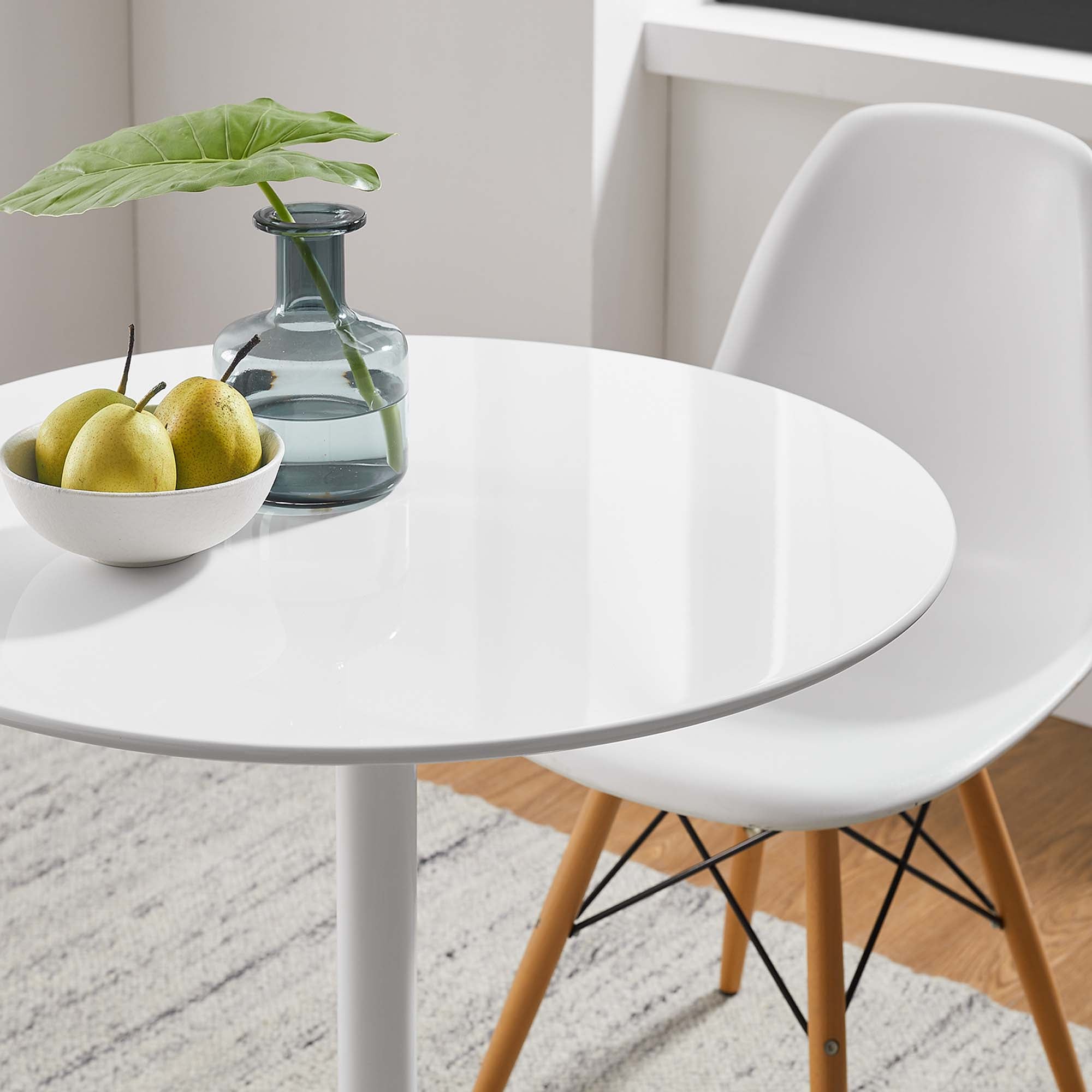 Lippa 28" Round Wood Dining Table, White