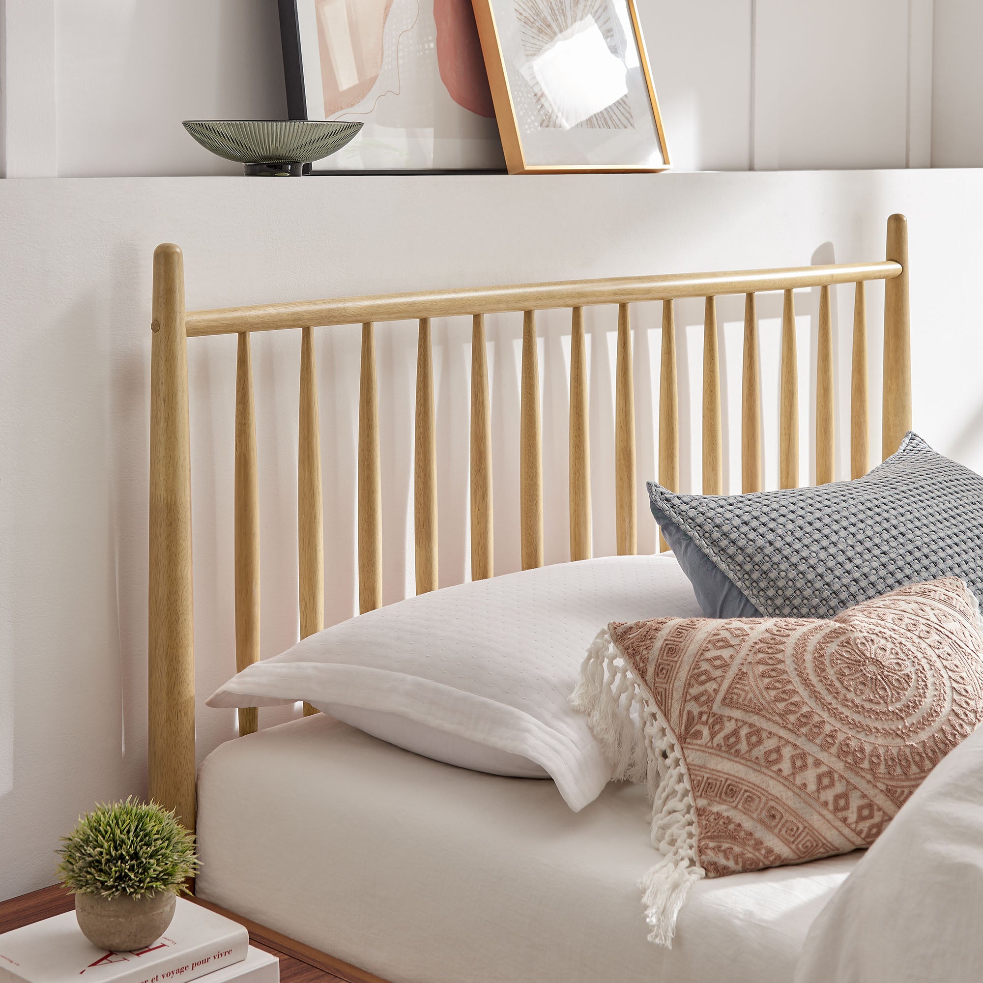 Zane King Size Spindle Bed, Light Oak